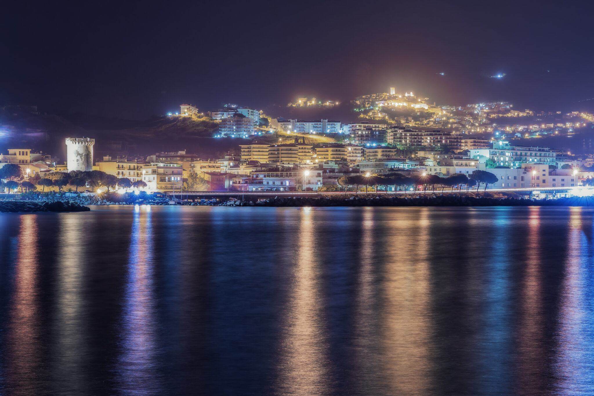 Formia in notturna vista dal mare